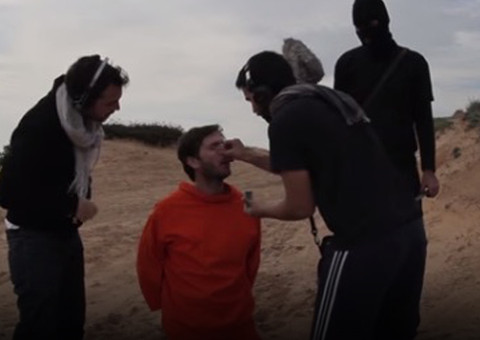 Grupo tira sarro com terroristas do ISIS e mostra os "bastidores" das gravações
