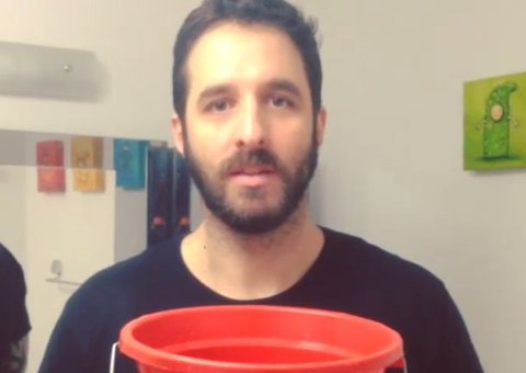 Rafinha Bastos ironiza "desafio do gelo" em vídeo