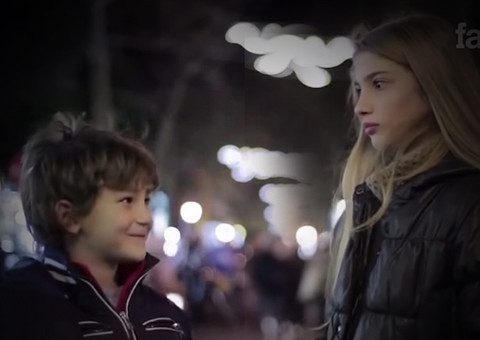 Vídeo mostra reações de alguns garotos ao serem incentivados a agredir fisicamente uma menina