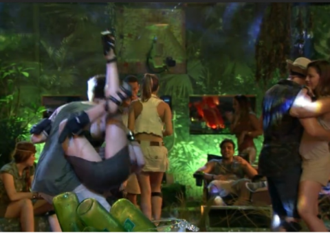 BBB14: Na festa dos perdidos, Cássio vira Aline pelo avesso