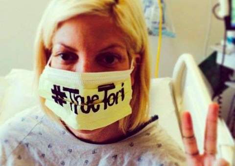 Com suspeita de ebola, atriz de "Barrados no Baile" posa com máscara