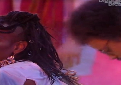 BBB21: Karol Conká alerta Arthur sobre Carla Diaz: 'ela não quer'