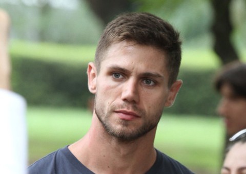   Ex-BBB é clicado catando lixo em parque de São Paulo