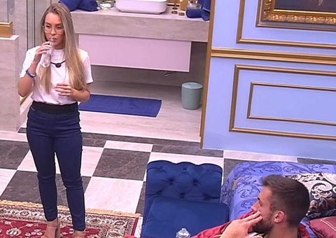 Carla Diaz joga Arthur contra parede após flechada