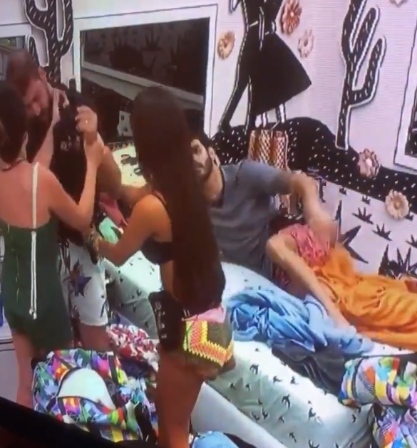 BBB21: Caio ameaça sair do programa após DR e é segurado por colegas