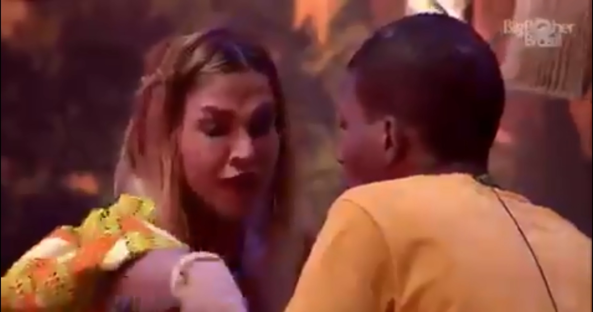 Lucas pressiona Kerline; sister cai aos prantos e é acolhida por colegas