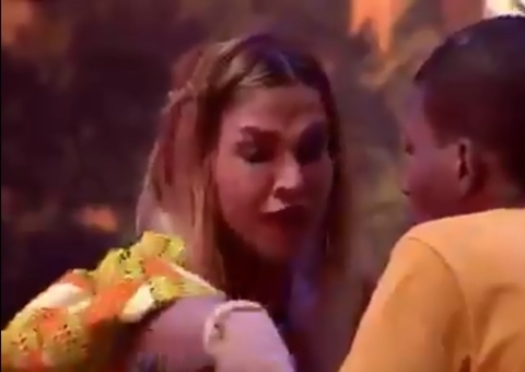 Lucas pressiona Kerline; sister cai aos prantos e é acolhida por colegas