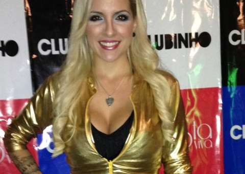  Decotada, ex-BBB Clara ataca de DJ em casa noturna