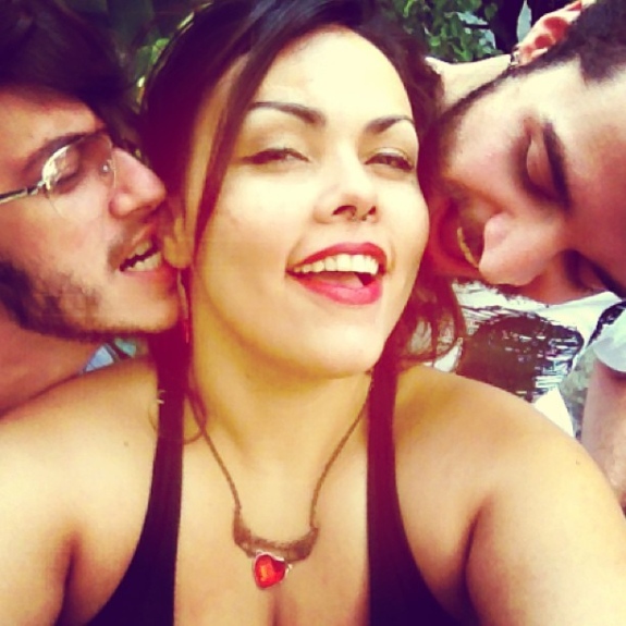 Ex-BBB posta foto com dois homens: "Muito bem comida!"