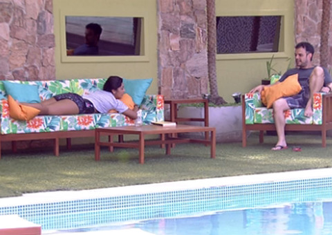 Amanda revela a Adrilles que Rafael é 'corno' e que talita o traiu enquanto ele dormia