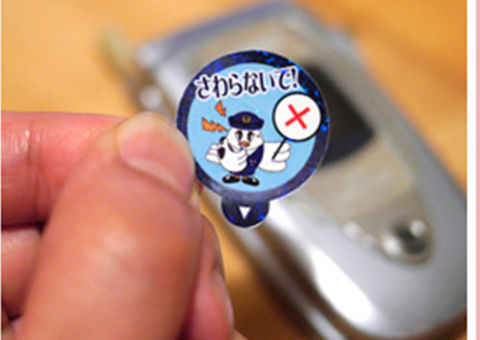 Polícia do Japão distribui carimbo em forma de adesivo para marcar pervertidos em trens lotados