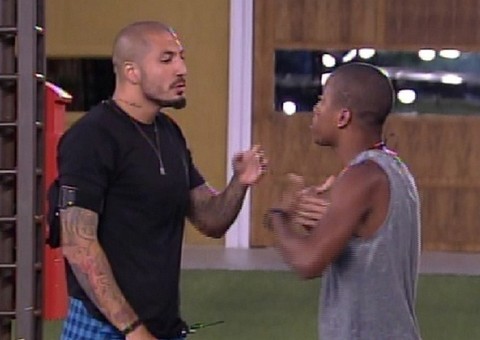 BBB15: Luan briga com Fernando após brother colocar dedo na cara de Amanda