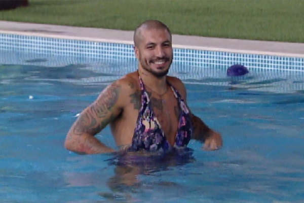 BBB15: Fernando veste maiô da Mariza para ir à piscina. 'Pronto para o banho'