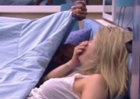 BBB15: Aline supostamente masturba Fernando no edredom ‘sujou toda sua cara’