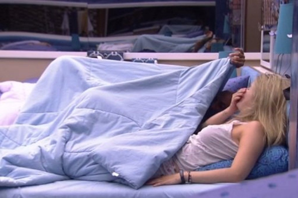 BBB15: Aline supostamente masturba Fernando no edredom ‘sujou toda sua cara’