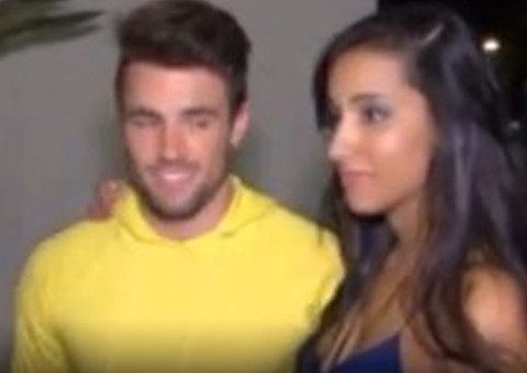 Talita consola Rafael após a eliminação em quarto de hotel