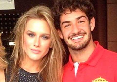 Apontados como affair, Alexandre Pato e Fiorella Mattheis trocam carícias em jantar