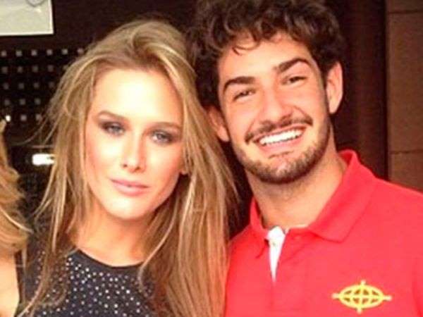 Apontados como affair, Alexandre Pato e Fiorella Mattheis trocam carícias em jantar