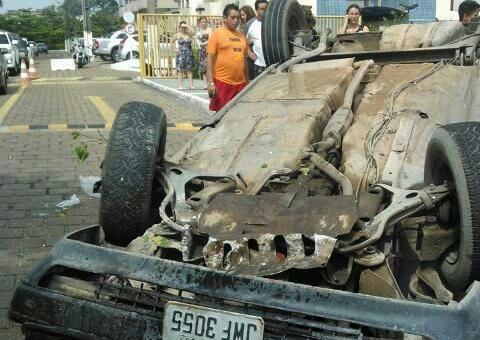 Carro capota na Constantino Nery com sete pessoas