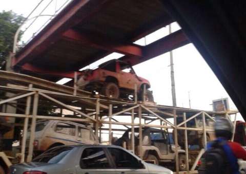 Caminhão engata em passarela na Torquato Tapajós