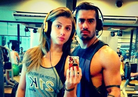 Angela Souza briga com internauta que defendeu ex-BBB Yuri