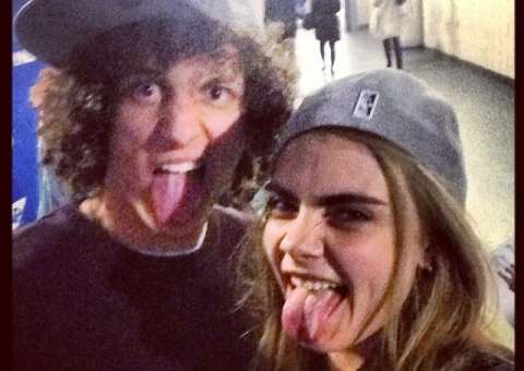  Top Model queridinha dos famosos posa com jogador brasileiro David Luiz: "Te amo" 