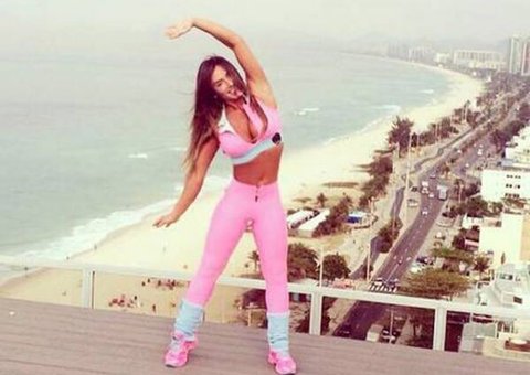 Nicole Bahls posa na cobertura de Emerson de Sheik: "Acordei dando bom dia ao amor"