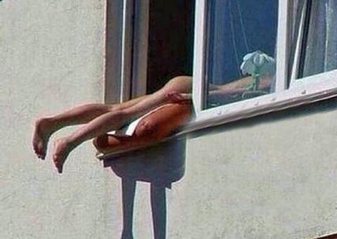 Mulher 'pega sol' nua em janela e causa acidente de trânsito