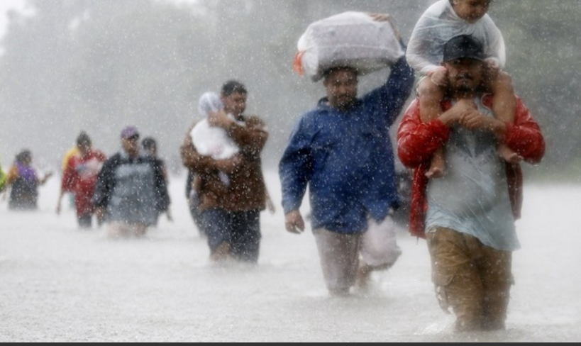 Bebê sobrevive a enchente agarrado no cadáver da mãe