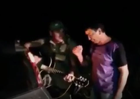 Motorista é flagrado dirigindo embriagado e, com ajuda de policial, responde aos PMs cantando