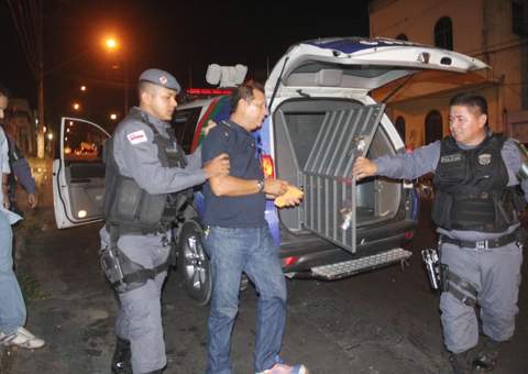 Motorista bêbado avança sinal, bate carro e é preso