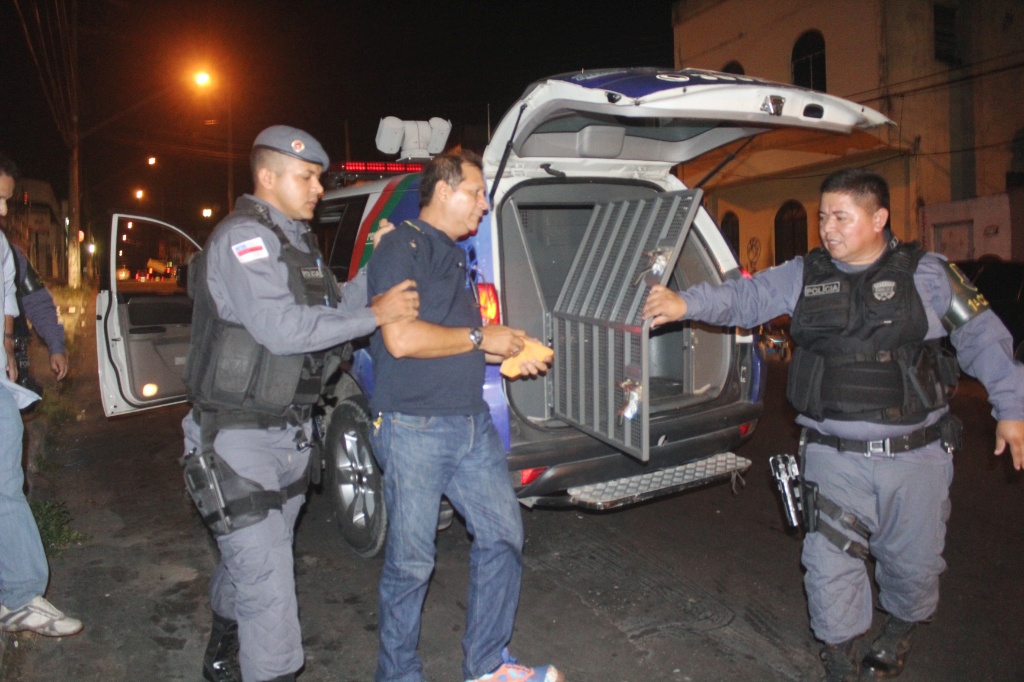 Motorista bêbado avança sinal, bate carro e é preso