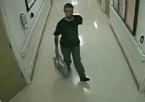  Pai entra em hospital e sequetra filha recém-nascida com um saco plástico