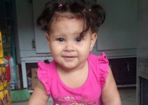 Filha de 11 meses engatinhava na garagem e pai passou carro por cima