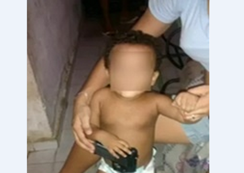 Bebê é fotografado com arma na cintura no Piauí