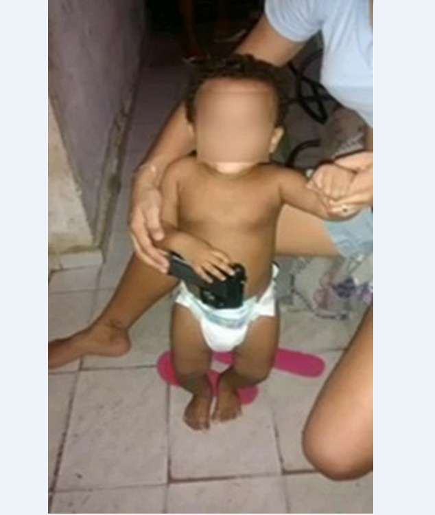 Bebê é fotografado com arma na cintura no Piauí
