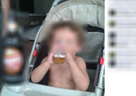 Criança de 1 ano vai para a adoção após pais compartilharem foto do bebê tomando cerveja