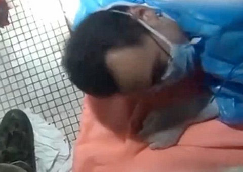 Bebê recém-nascida  resgatada com vida em tubulação após ser jogada pela mãe