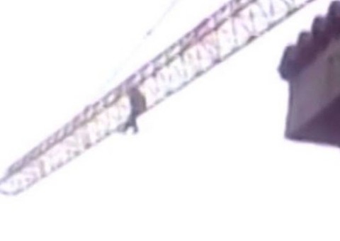 Bêbado sobe em guindaste e quase se dá mal após bebedeira passar