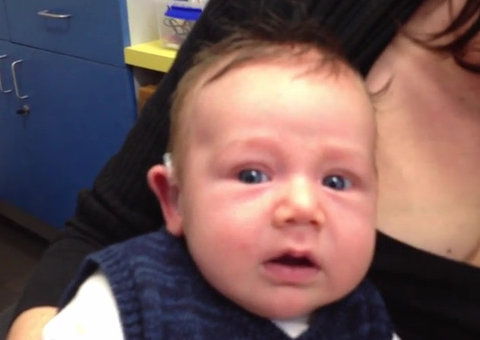 Vídeo de bebê com deficiência auditiva ouvindo pela primeira vez emociona