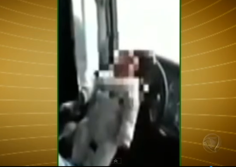 Pai amarra bebê de um mês em volante e causa revolta