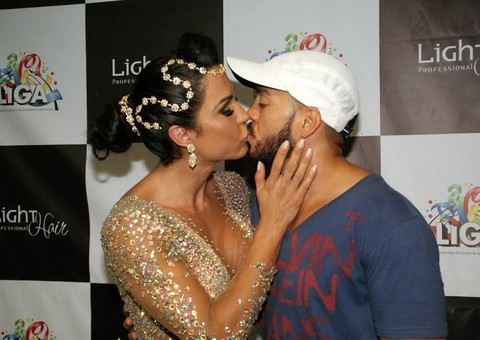 Gracyanne Barbosa ganha beijo do marido Bello antes no sambódromo 