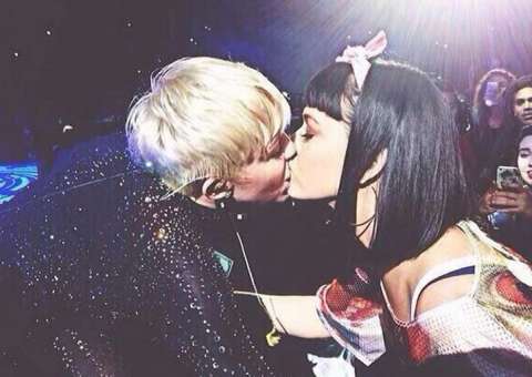 Miley Cyrus beija Kate Perry durante show em Los Angeles
