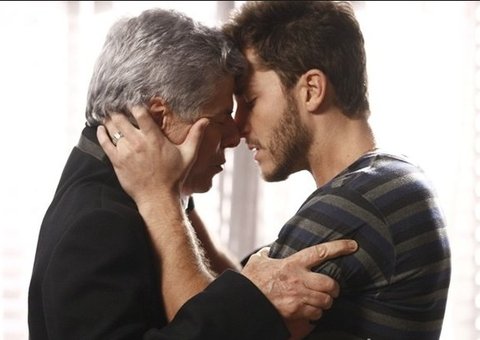 Beijo gay é vetado por Aguinaldo Silva em novela