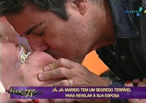 João Kleber tasca beijo em senhora da plateia