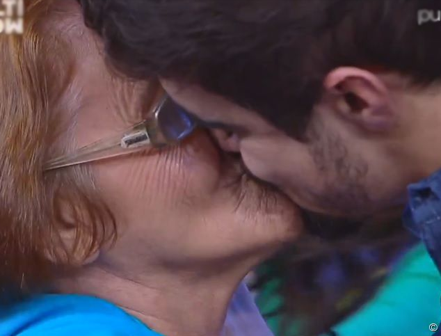 Caio Castro beija idosa no "Tudo pela Audiência"
