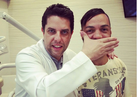 Belo passa por procedimento dentário e faz suspense