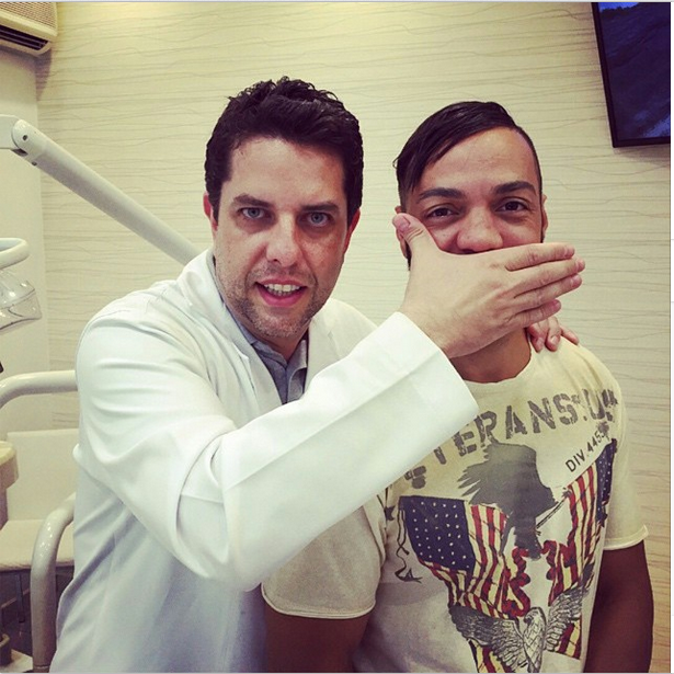 Belo passa por procedimento dentário e faz suspense