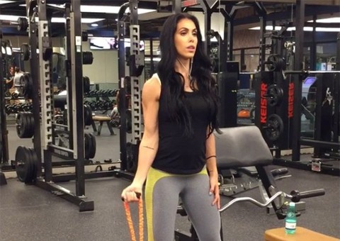 Bella Falconi dá dicas de malhação para grávidas