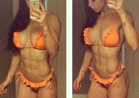 Bella Falconi mostra corpo escultural de biquíni